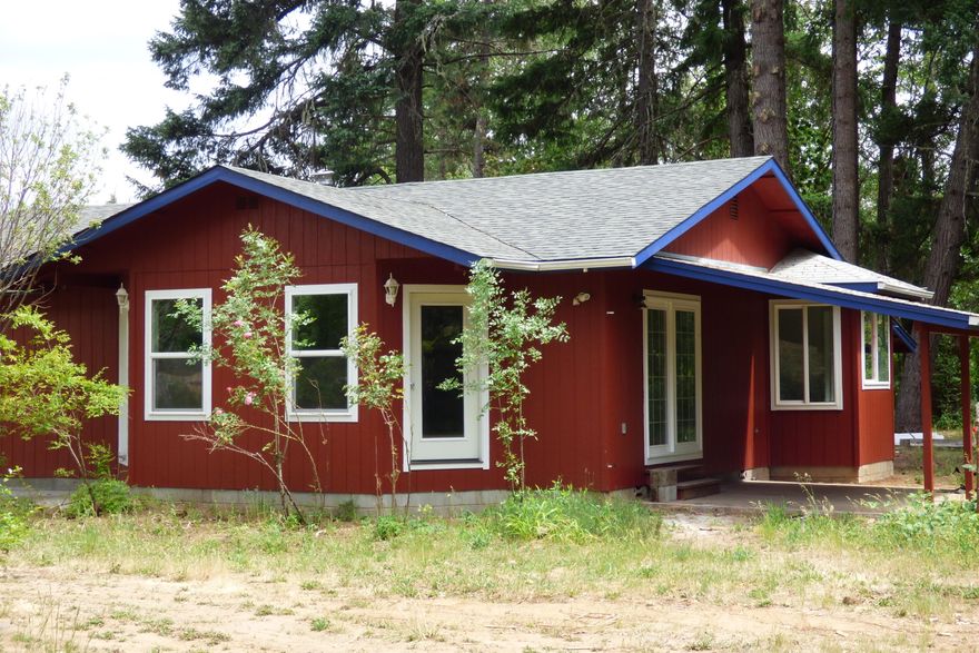 MOTIVATED SELLER! will provide a Smokey's Stoves credit at close of escrow for a brand new wood stove (a $3000 value). Newer home in a private, 5.02 acre, setting, on a quiet dead-end street - located about 5 miles from town, in the desirable Holland Loop area. Large, detached garage/shop (plumbed for a full bathroom), garden area with trenched in soil and 5 (75x15') hoop houses. Property has a nice mix of sunshine and trees. Home has new roof this year, new flooring, and a new mini split HVAC system is being installed. Come check it out!