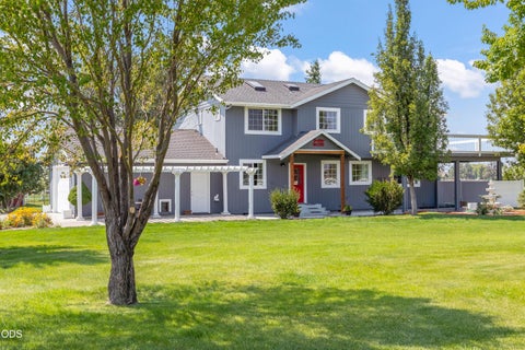 Photo of 7070 NE Juniper Ridge Road, Redmond, OR 97756 (MLS # 220226758)