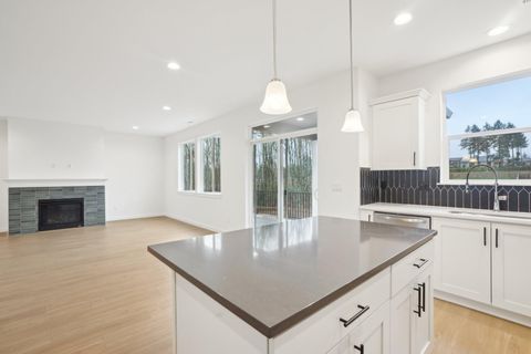 Tiny photo for 160 Valemont Drive #9, Eagle Point, OR 97524 (MLS # 220211560)