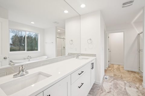 Tiny photo for 160 Valemont Drive #9, Eagle Point, OR 97524 (MLS # 220211560)