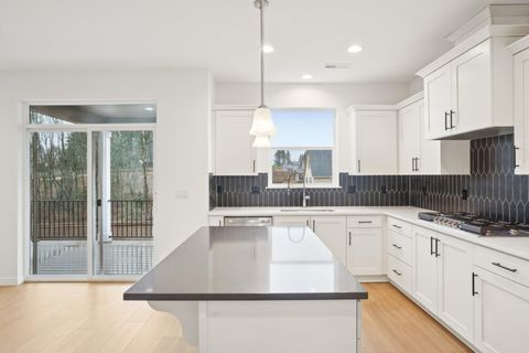 Tiny photo for 160 Valemont Drive #9, Eagle Point, OR 97524 (MLS # 220211560)