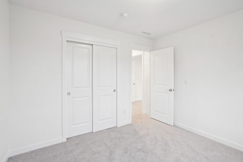 Tiny photo for 160 Valemont Drive #9, Eagle Point, OR 97524 (MLS # 220211560)