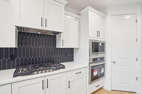 Tiny photo for 160 Valemont Drive #9, Eagle Point, OR 97524 (MLS # 220211560)