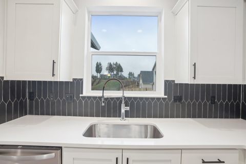 Tiny photo for 160 Valemont Drive #9, Eagle Point, OR 97524 (MLS # 220211560)