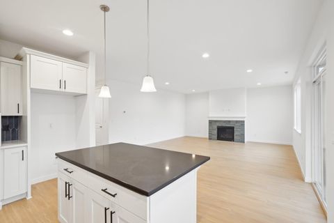 Tiny photo for 160 Valemont Drive #9, Eagle Point, OR 97524 (MLS # 220211560)