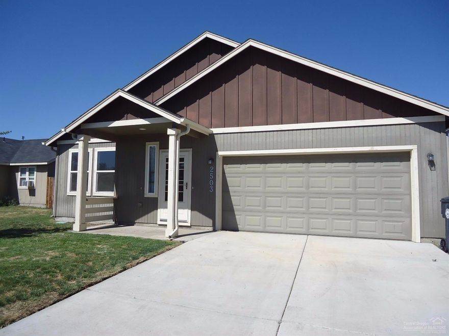 This 3 bedroom, 2 bath home is close distance to the hospital and medical offices & shopping. City park right in the area. This home is ready to move into.