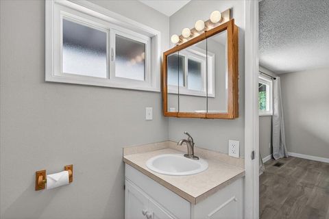 Tiny photo for 309 N Berkeley Way, Medford, OR 97504 (MLS # 220220204)