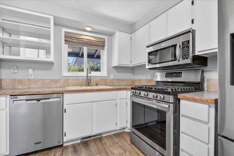 Tiny photo for 309 N Berkeley Way, Medford, OR 97504 (MLS # 220220204)