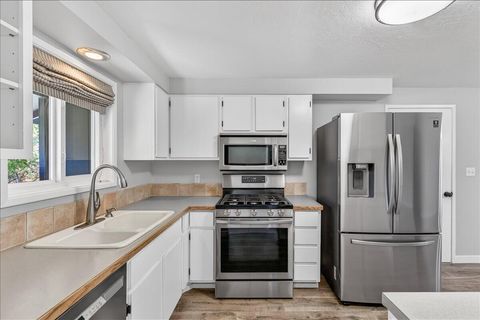 Tiny photo for 309 N Berkeley Way, Medford, OR 97504 (MLS # 220220204)