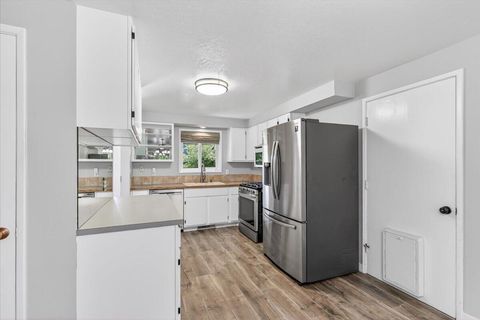 Tiny photo for 309 N Berkeley Way, Medford, OR 97504 (MLS # 220220204)