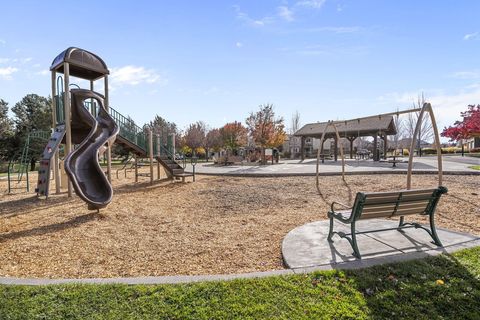 Tiny photo for 20745 NE Comet Lane, Bend, OR 97701 (MLS # 220212662)