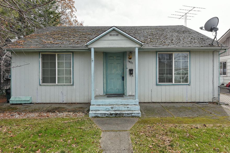 Investment Property!! This adorable 2 bedrooms, 1 large bath, with a work shop is looking for a new owner!! Conveniently located to downtown, medical facilities, community center and shopping. Schedule your showing today!