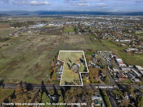 Photo of 2554 W Stewart Avenue, Medford, OR 97501 (MLS # 220212365)