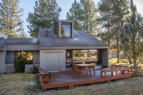 Photo of 57283 MEADOW HOUSE LOOP Loop #85, Sunriver, OR 97707 (MLS # 220213106)