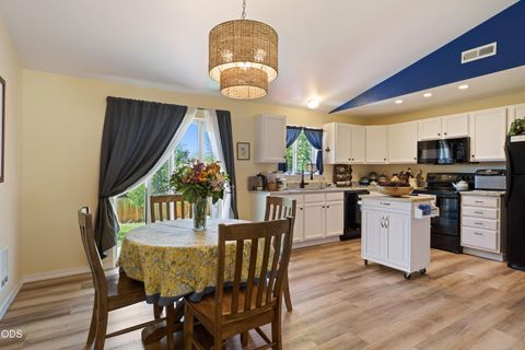 Tiny photo for 1425 SW 31st Street, Redmond, OR 97756 (MLS # 220223212)