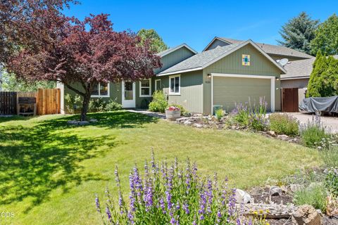 Tiny photo for 1425 SW 31st Street, Redmond, OR 97756 (MLS # 220223212)