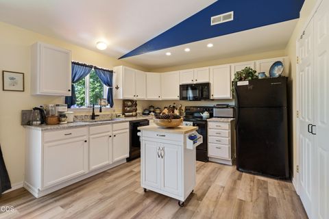 Tiny photo for 1425 SW 31st Street, Redmond, OR 97756 (MLS # 220223212)