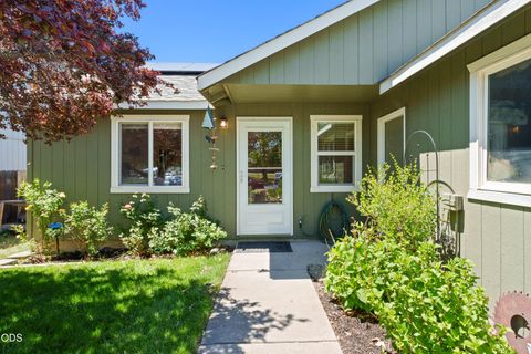 Tiny photo for 1425 SW 31st Street, Redmond, OR 97756 (MLS # 220223212)