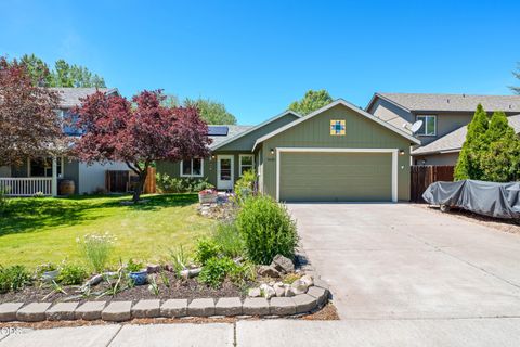 Photo of 1425 SW 31st Street, Redmond, OR 97756 (MLS # 220223212)