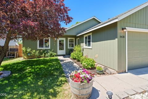 Tiny photo for 1425 SW 31st Street, Redmond, OR 97756 (MLS # 220223212)