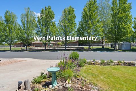 Tiny photo for 1425 SW 31st Street, Redmond, OR 97756 (MLS # 220223212)