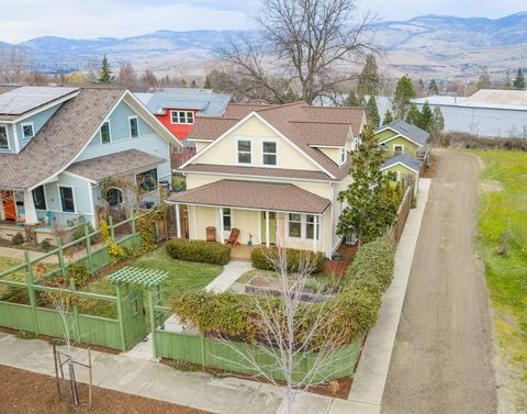 Photo of 156 Van Ness Avenue, Ashland, OR 97520 (MLS # 220214400)