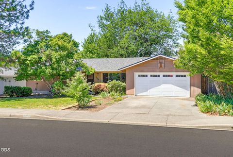 Photo of 2533 Tahitian Avenue, Medford, OR 97504 (MLS # 220223457)