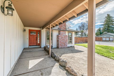 Tiny photo for 2864 Hawaiian Avenue, Medford, OR 97504 (MLS # 220217830)