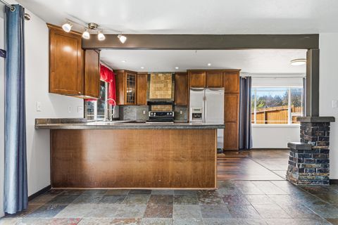 Tiny photo for 2864 Hawaiian Avenue, Medford, OR 97504 (MLS # 220217830)