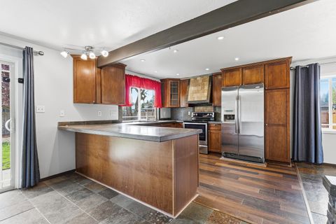 Tiny photo for 2864 Hawaiian Avenue, Medford, OR 97504 (MLS # 220217830)