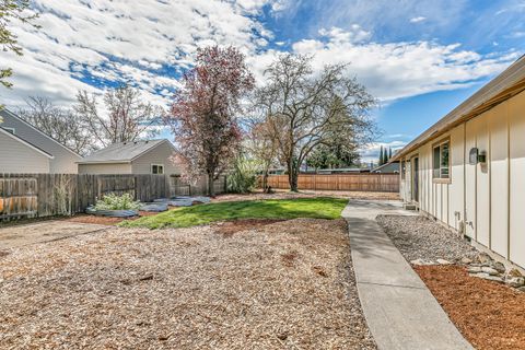 Tiny photo for 2864 Hawaiian Avenue, Medford, OR 97504 (MLS # 220217830)