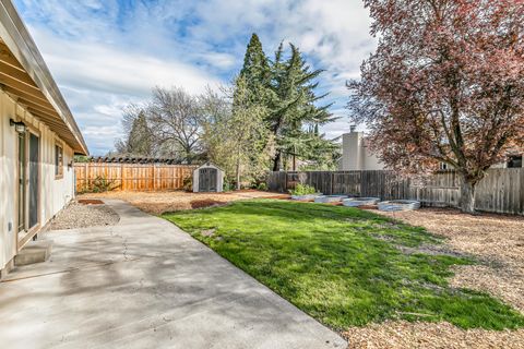 Tiny photo for 2864 Hawaiian Avenue, Medford, OR 97504 (MLS # 220217830)