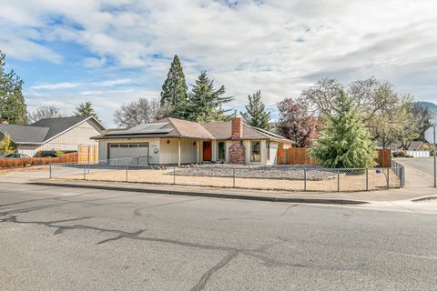 Photo of 2864 Hawaiian Avenue, Medford, OR 97504 (MLS # 220217830)