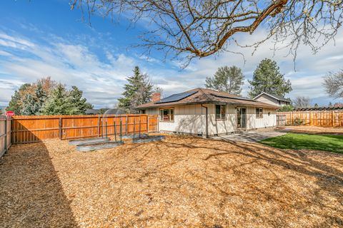 Tiny photo for 2864 Hawaiian Avenue, Medford, OR 97504 (MLS # 220217830)