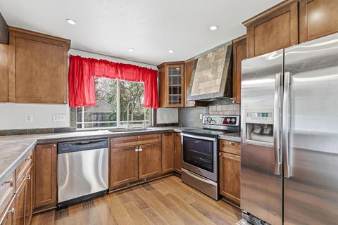 Tiny photo for 2864 Hawaiian Avenue, Medford, OR 97504 (MLS # 220217830)