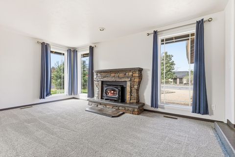 Tiny photo for 2864 Hawaiian Avenue, Medford, OR 97504 (MLS # 220217830)