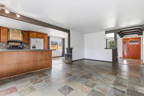 Tiny photo for 2864 Hawaiian Avenue, Medford, OR 97504 (MLS # 220217830)