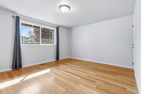 Tiny photo for 2864 Hawaiian Avenue, Medford, OR 97504 (MLS # 220217830)