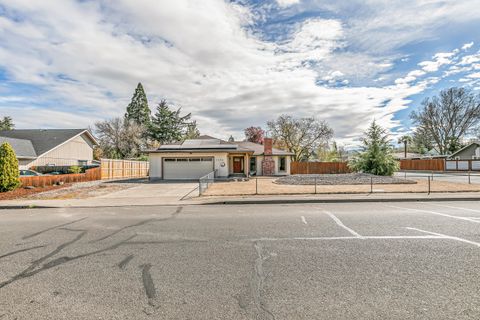 Tiny photo for 2864 Hawaiian Avenue, Medford, OR 97504 (MLS # 220217830)