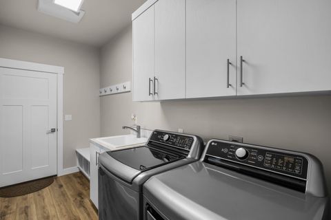 Tiny photo for 1733 NW Hemlock Avenue, Redmond, OR 97756 (MLS # 220219517)
