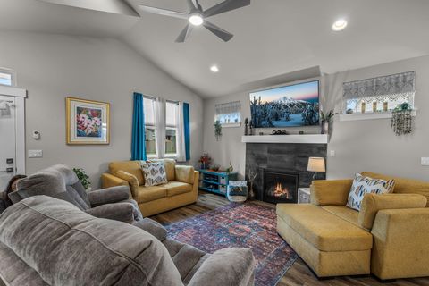 Tiny photo for 1733 NW Hemlock Avenue, Redmond, OR 97756 (MLS # 220219517)