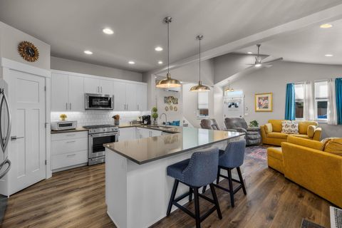 Tiny photo for 1733 NW Hemlock Avenue, Redmond, OR 97756 (MLS # 220219517)
