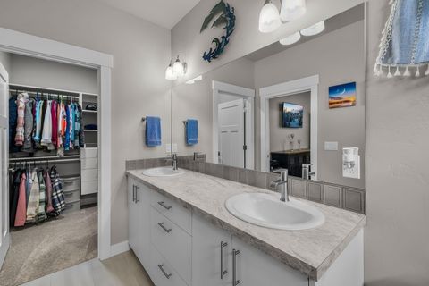 Tiny photo for 1733 NW Hemlock Avenue, Redmond, OR 97756 (MLS # 220219517)