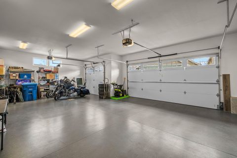 Tiny photo for 1733 NW Hemlock Avenue, Redmond, OR 97756 (MLS # 220219517)