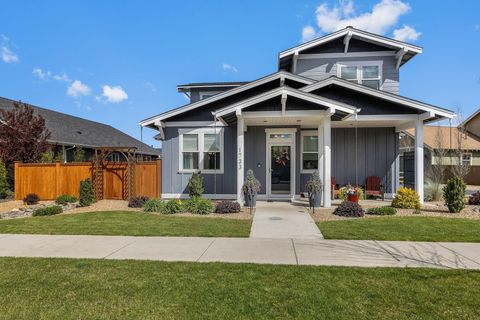 Photo of 1733 NW Hemlock Avenue, Redmond, OR 97756 (MLS # 220219517)