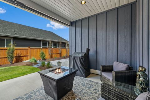 Tiny photo for 1733 NW Hemlock Avenue, Redmond, OR 97756 (MLS # 220219517)