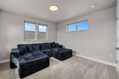Tiny photo for 1733 NW Hemlock Avenue, Redmond, OR 97756 (MLS # 220219517)