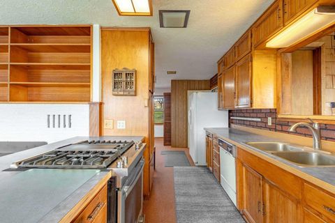 Tiny photo for 402 Claremont Drive, Madras, OR 97741 (MLS # 220213002)