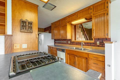 Tiny photo for 402 Claremont Drive, Madras, OR 97741 (MLS # 220213002)