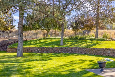 Tiny photo for 402 Claremont Drive, Madras, OR 97741 (MLS # 220213002)